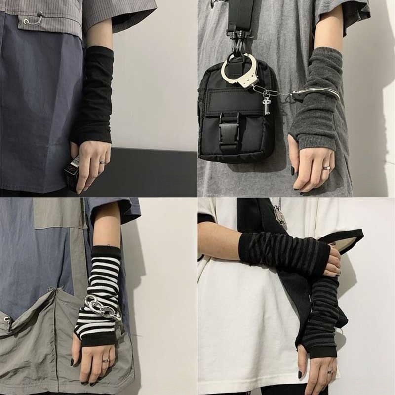 Fingerless Glove Knit - ストライプ柄の暖かいニット素材の長めの指なし手袋、肘まで覆うミトン。ファッション性の高いレディース用で、寒い季節や普段使い、カジュアルなアウトドアウェアに最適。